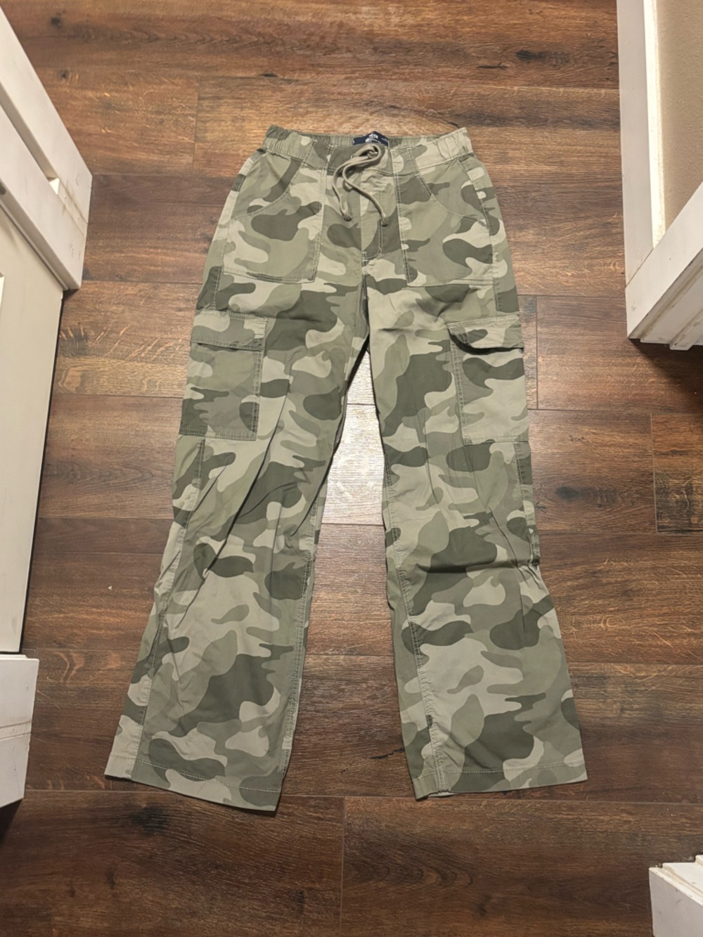 Hollister Women’s baggy camo cargos